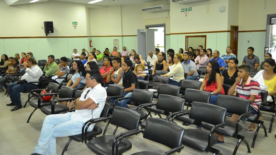 Público prestigia a implantação do projeto (Foto: Elaine Alves)